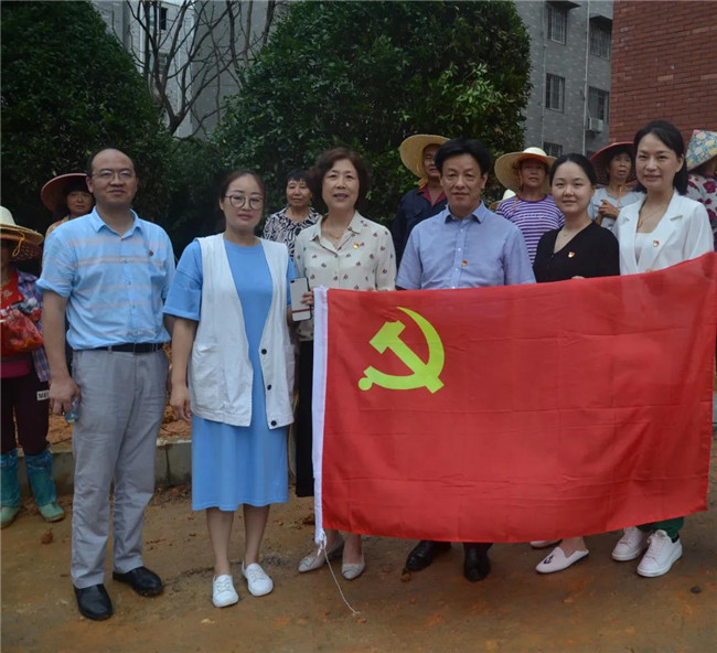 炎炎夏日送清涼，點(diǎn)滴關(guān)懷暖人心——城投集團(tuán)各黨支部開展“送清涼”慰問一線員工活動(dòng)