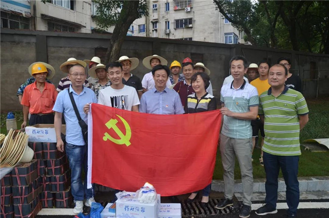 炎炎夏日送清涼，點(diǎn)滴關(guān)懷暖人心——城投集團(tuán)各黨支部開展“送清涼”慰問一線員工活動(dòng)
