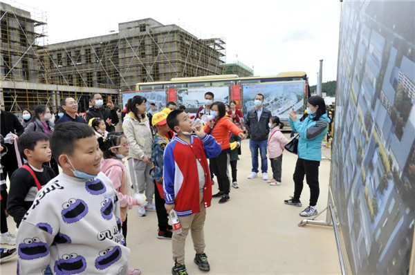 “千人市民觀察團”走進城投集團龍山湖公園、陶瓷產業(yè)加速基地等項目