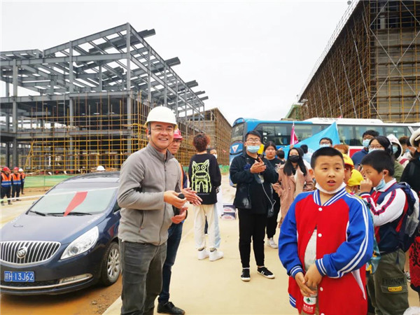 “千人市民觀察團”走進城投集團龍山湖公園、陶瓷產業(yè)加速基地等項目