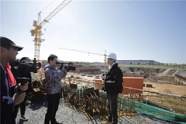 記者節(jié)：媒體聚焦昌南新區(qū)、城投集團重點項目建設工地
