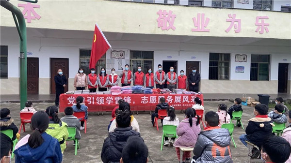市城投集團開展“黨建引領學雷鋒，志愿服務展風采”送溫暖活動